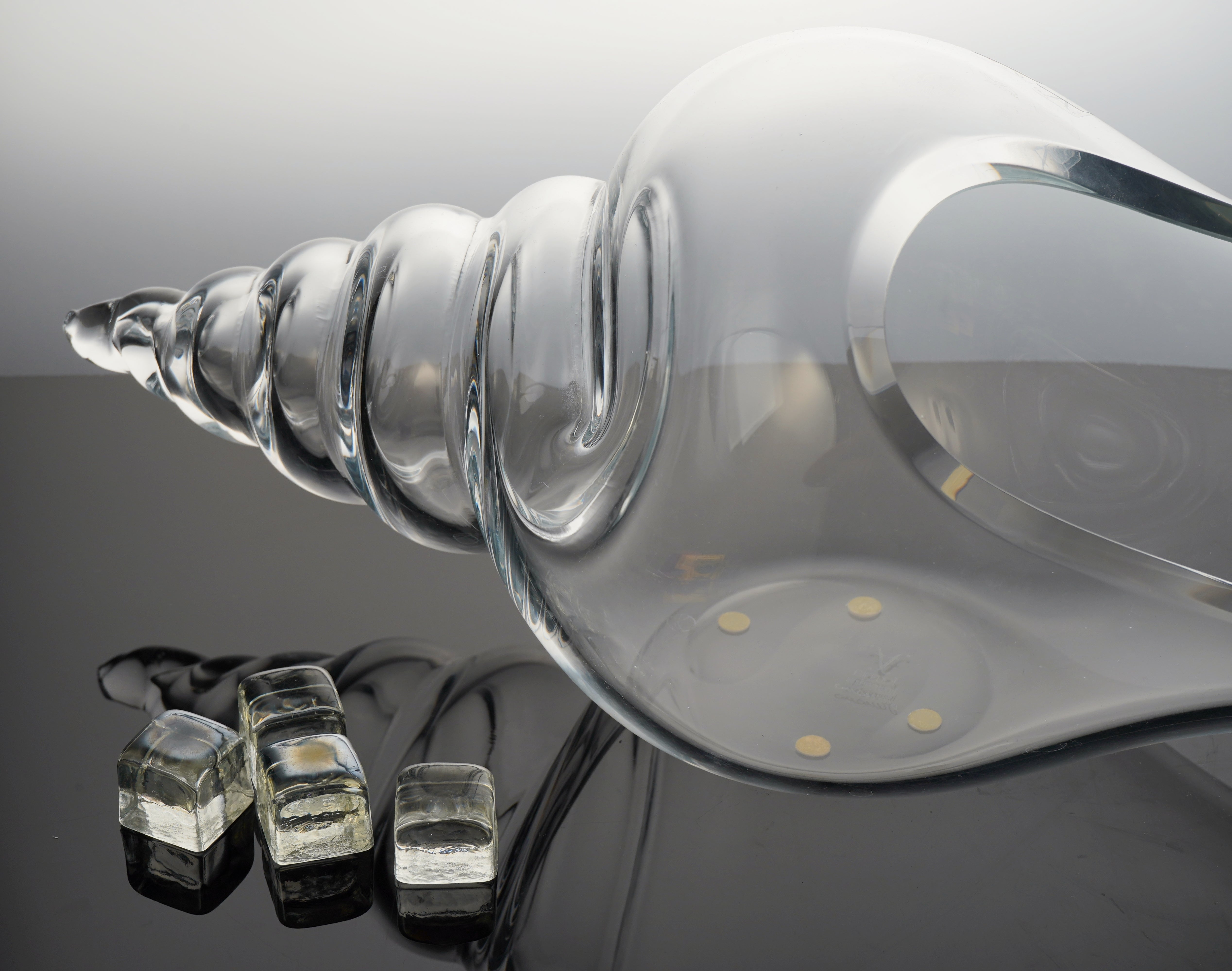 Formia Murano Clear Shell Sculpture, handmade in Italy with intricate detailing. Crafted by skilled artisans using the finest materials, a luxurious addition to elevate your decor.