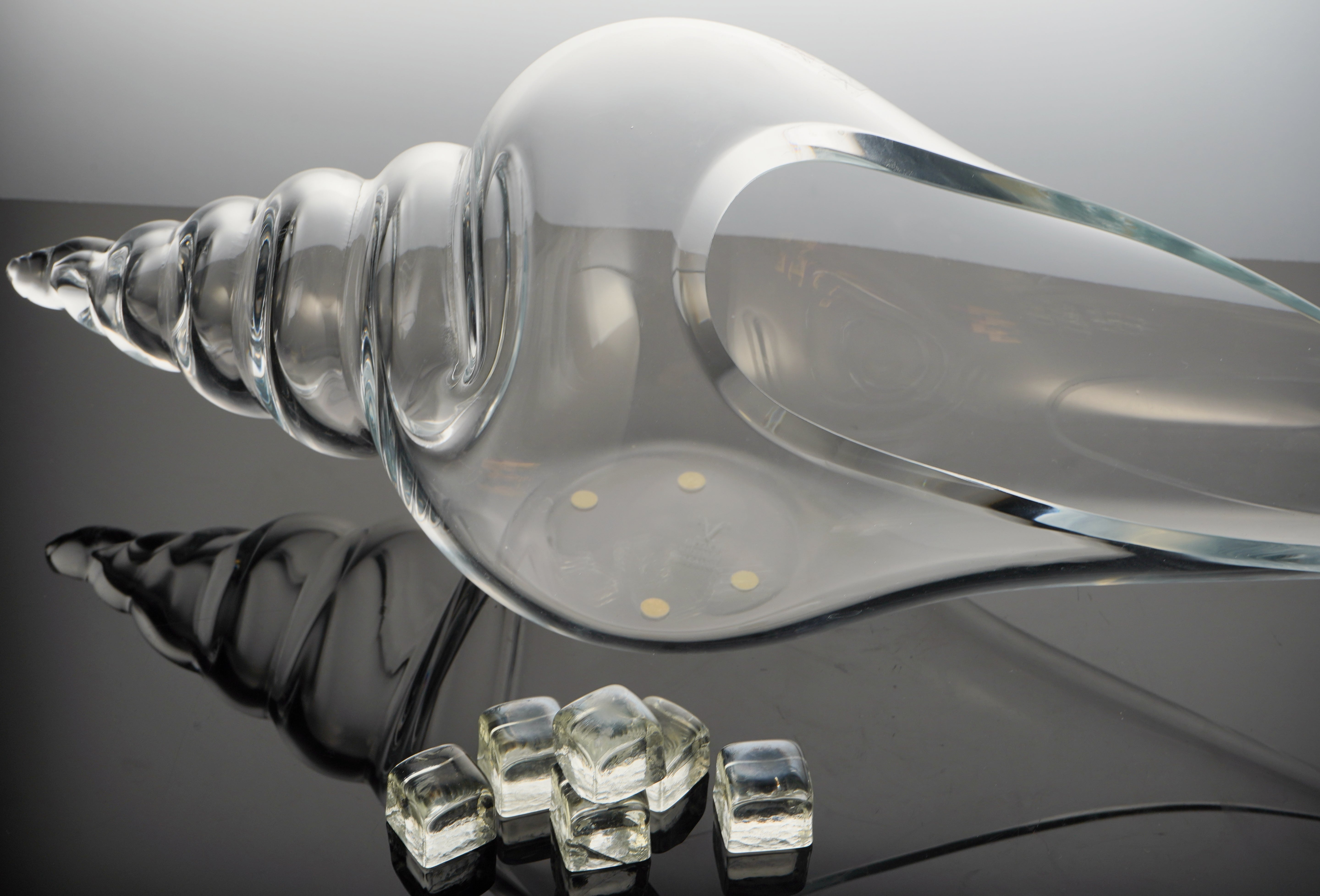 Formia Murano Clear Shell Sculpture, handmade in Italy with intricate detailing. Crafted by skilled artisans using the finest materials, a luxurious addition to elevate your decor.