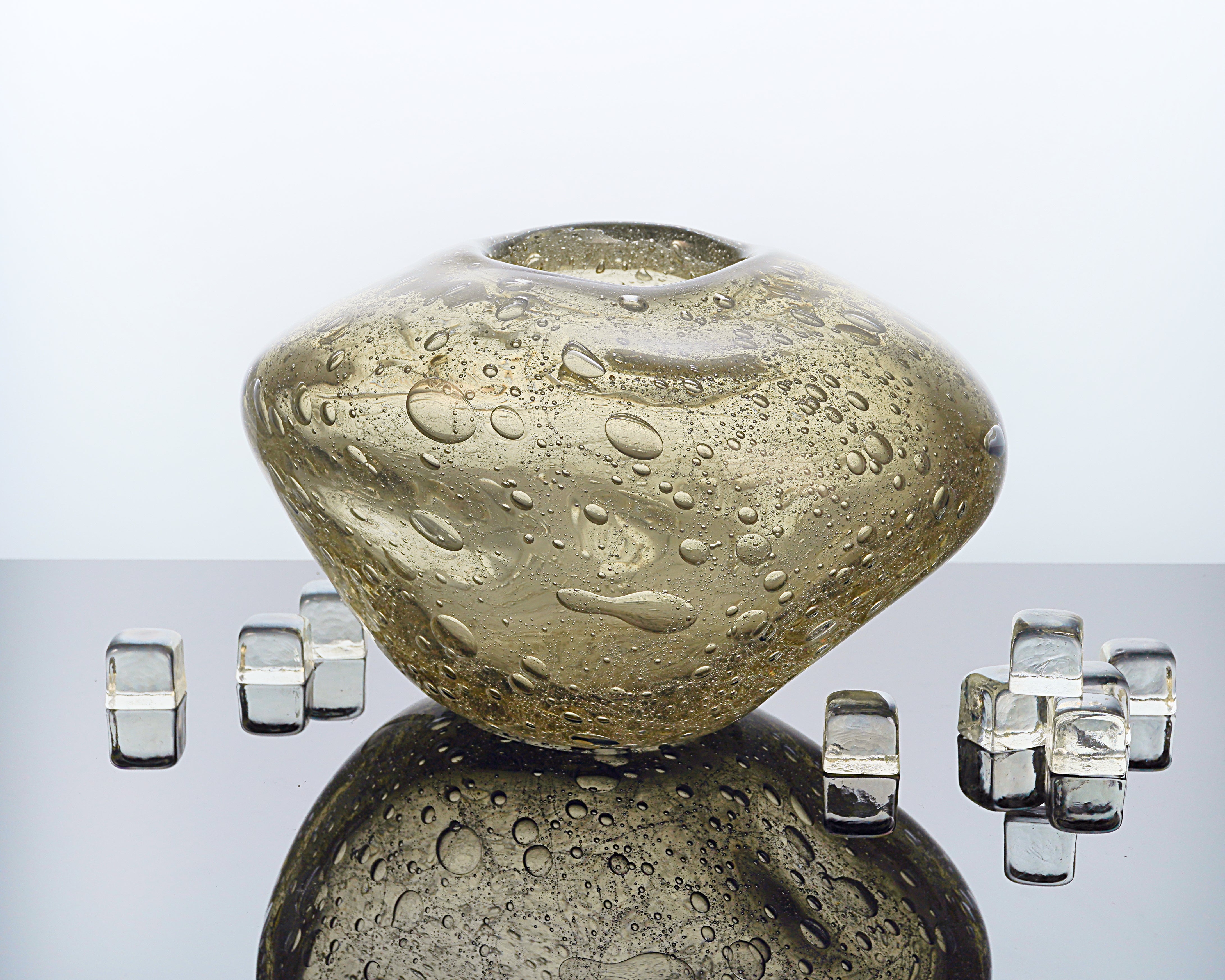 Exquisite Armani Casa Felino Pulegoso Vase, handmade in Italy with Murano glass and a captivating smoked gold finish. A sophisticated, luxurious piece that brings timeless Italian craftsmanship and elegance to your home decor.