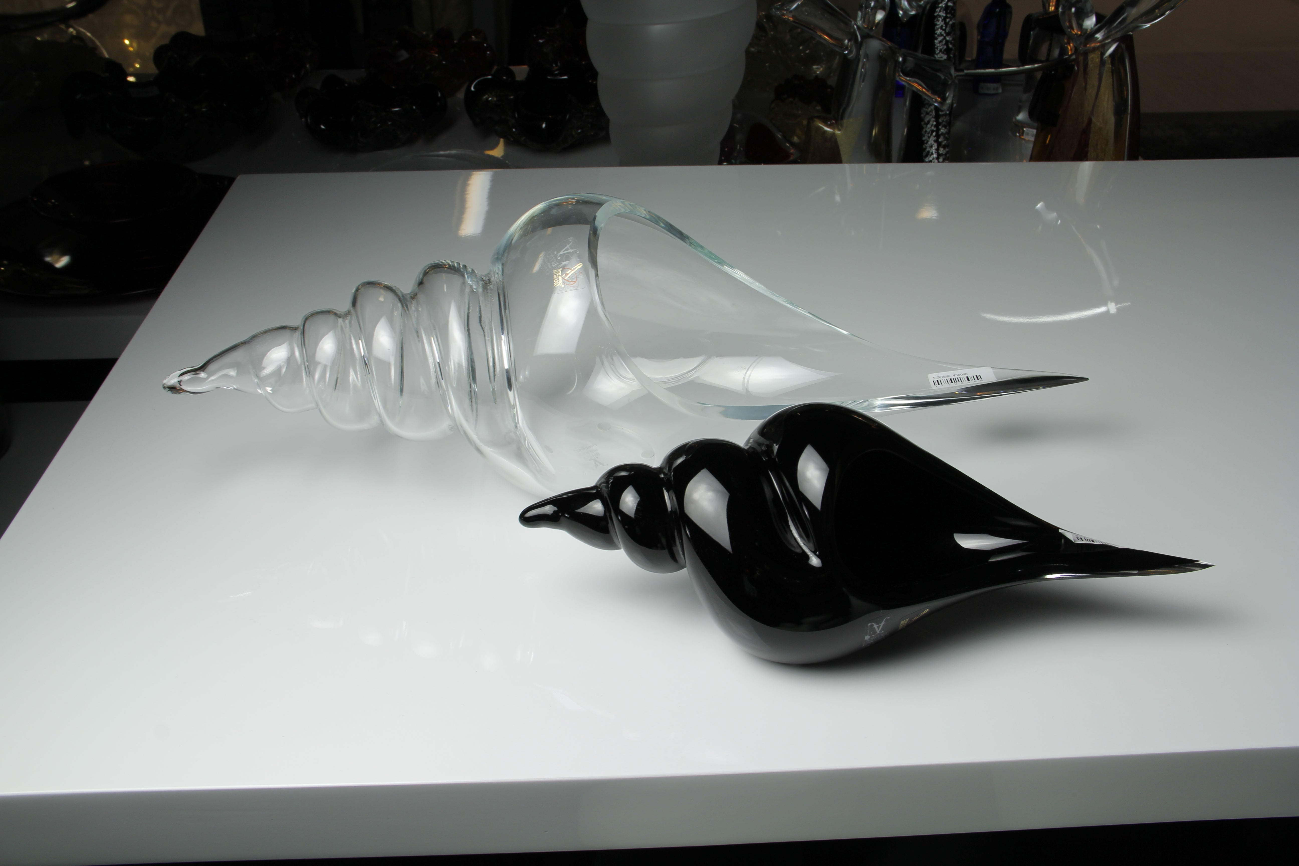 Formia Murano Clear Shell Sculpture, handmade in Italy with intricate detailing. Crafted by skilled artisans using the finest materials, a luxurious addition to elevate your decor.